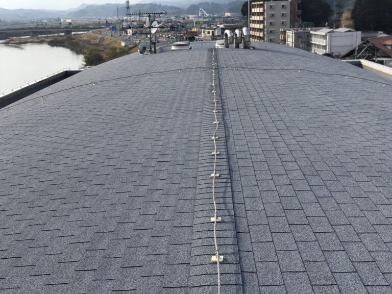施工完了。光触媒をコーティングしてあるシングル屋根材で被せ工法を施しました。